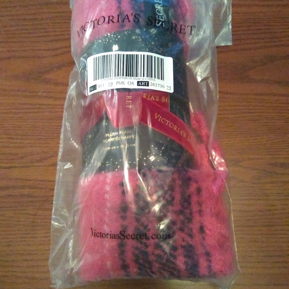VS scarf, nwt